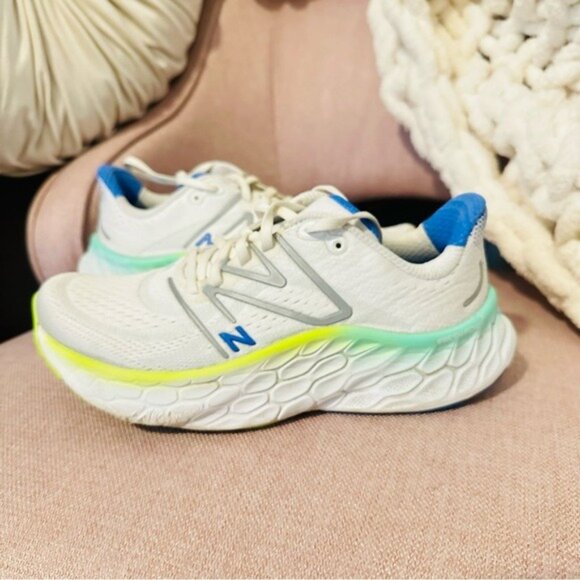 New Balance Women’s Fresh Foam More V4 in White/Cobalt Size 7.5 - Picture 3 of 13